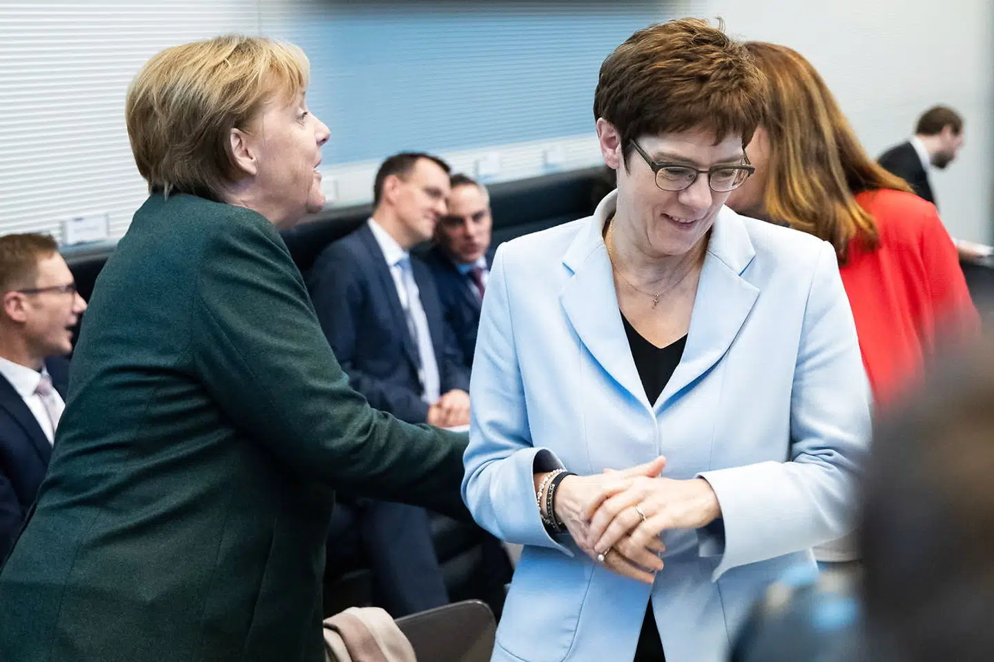 Annegret Kramp-Karrenbauer (til højre) har meddelt, at hun alligevel ikke er kandidat til at afløse Angela Merken som kansler. Foto: Hayoung Jeon / EPA