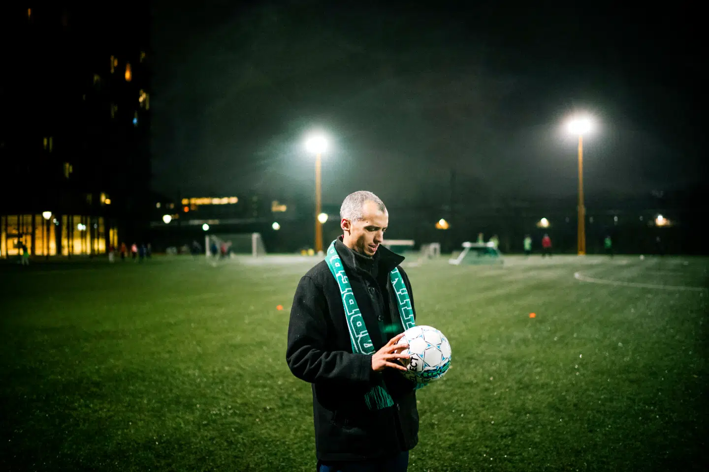Integrationsminister Mattias Tesfaye på besøg hos fodboldklubben Nørrebro United. Tesfaye har ikke selv sikkerhedsvagter med, men uden for billedet står to sortklædte vagter. De skal passe på TV2s bil og kamerahold, mens de interviewer ministeren.
Foto: Daniel Hjorth, Scanpix