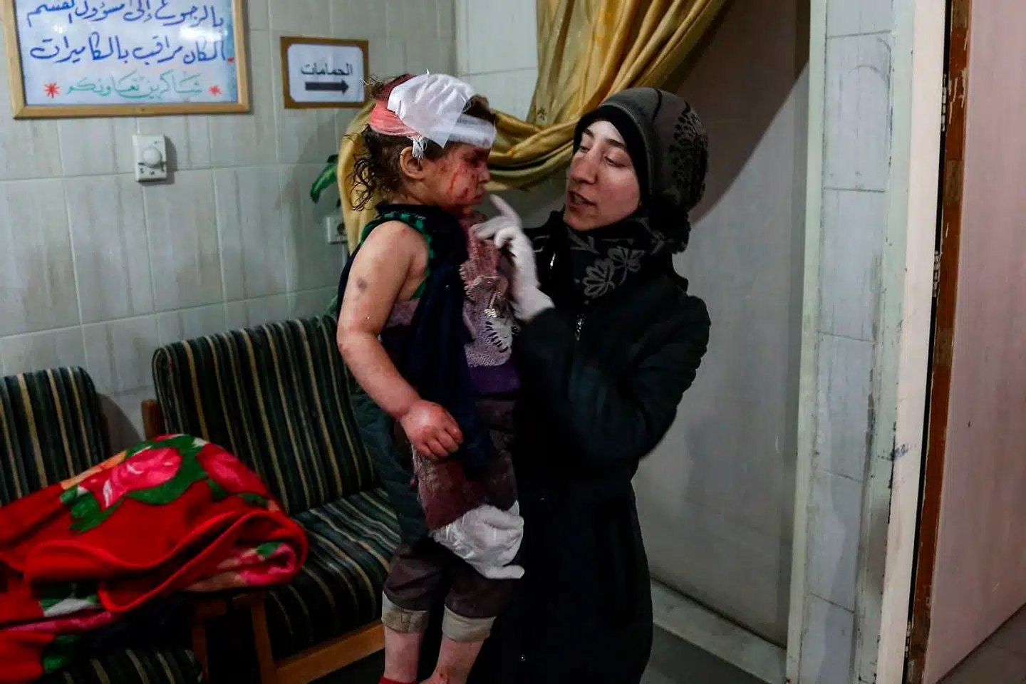 Amani Ballour fotograferet på det underjordiske hospital i Kafar Batna i Syriien i februar 2018. Foto: Abdulmonam Eassa / AFP