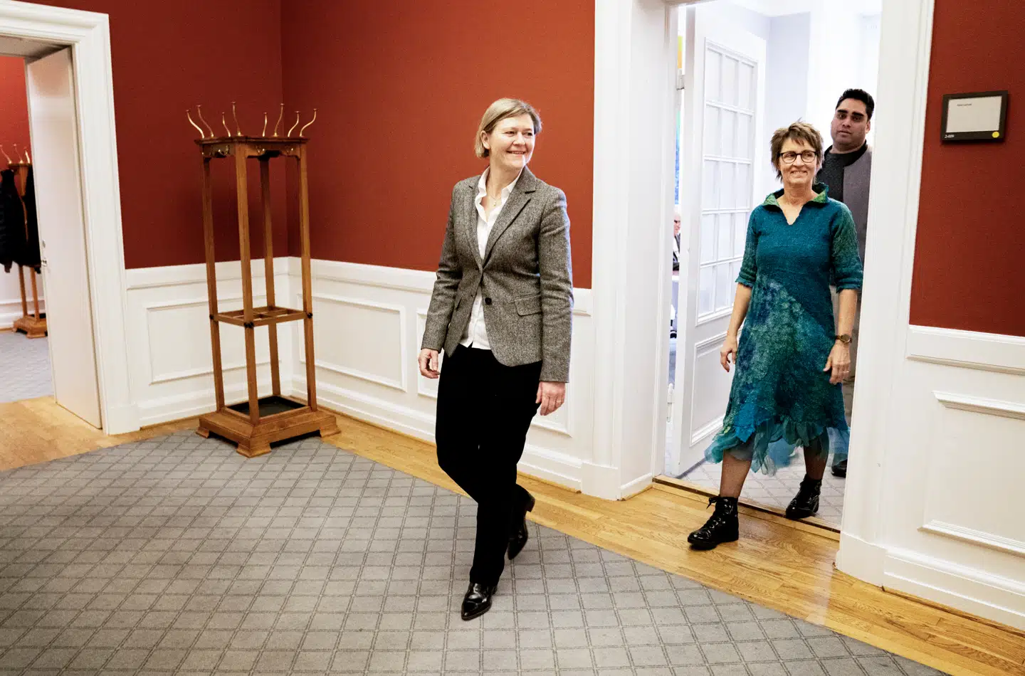 Vagtskiftets hovedperson, Josephine Fock, forlader gruppeværelset og følges af Susanne Zimmer og Sikandar Siddique. Man må håbe for Fock, at Elbæk og Nordqvist følger villigt trop. Foto: Ida Guldbæk Arentsen/Ritzau Scanpix