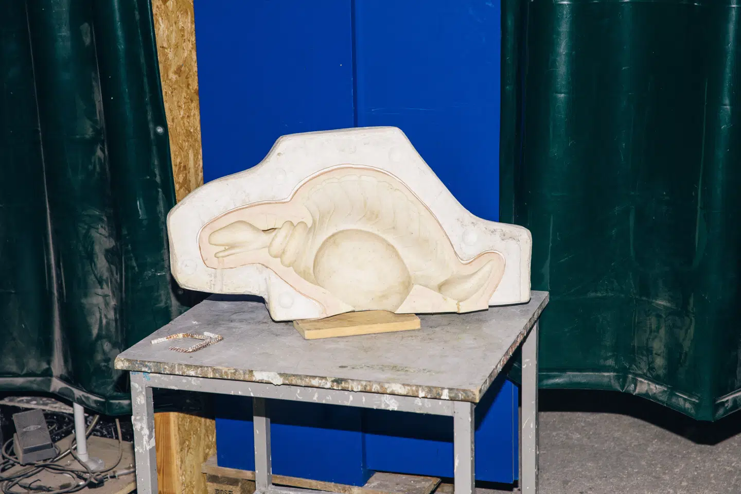 Støbeformen til prins Henriks skulptur Øglen ligger stadig hos Skulpturstøberiet i Svendborg. Bronzestøber Jørn Svendsen anede uråd, da Jacob Asbæk fik sendt formen fra Pietrasanta til Fyn og pludselig ville have ham til at støbe skulpturer i stedet for den sædvanlige verdensberømte støber i Italien. Foto: Kasper Palsnov