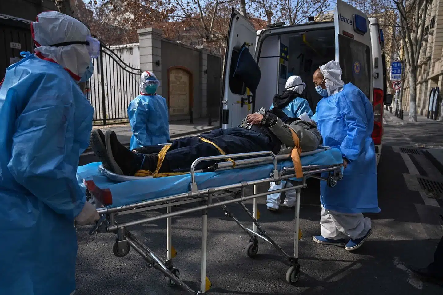 En indbygger i Wuhan i Kina, mistænkt for at være smittet med Corona-virus, bringes på hospitalet. Foto: Hector Retamal / AFP