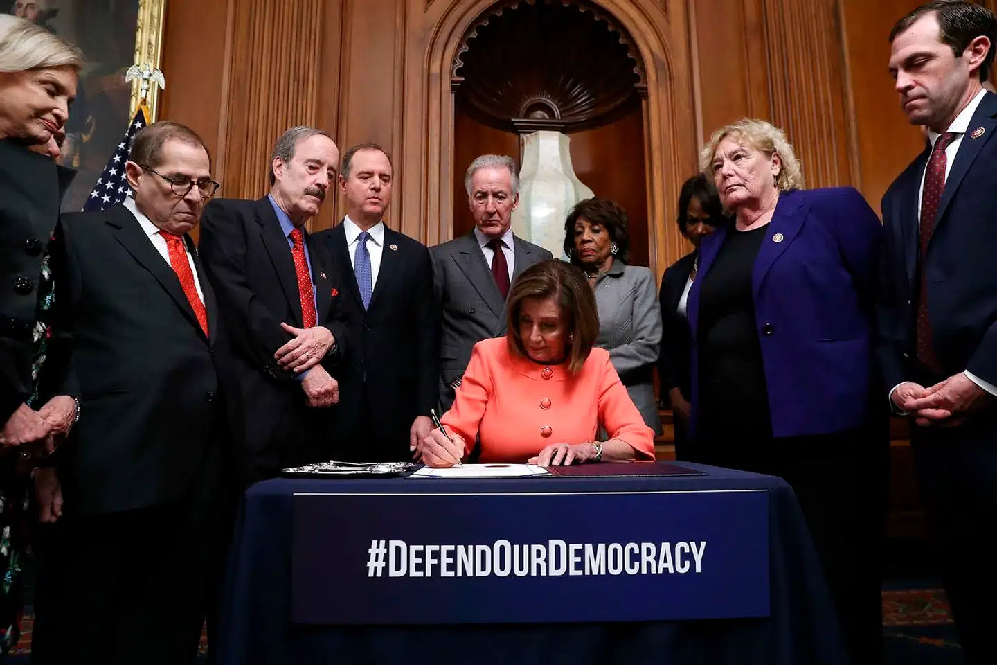 Den demokratiske leder af Repræsentanternes Hus Nancy Pelosi underskriver indstævningen af præsident Donald Trump for rigsretten i Senatet. Foto: Chip Somodevilla / Getty Images / AFP