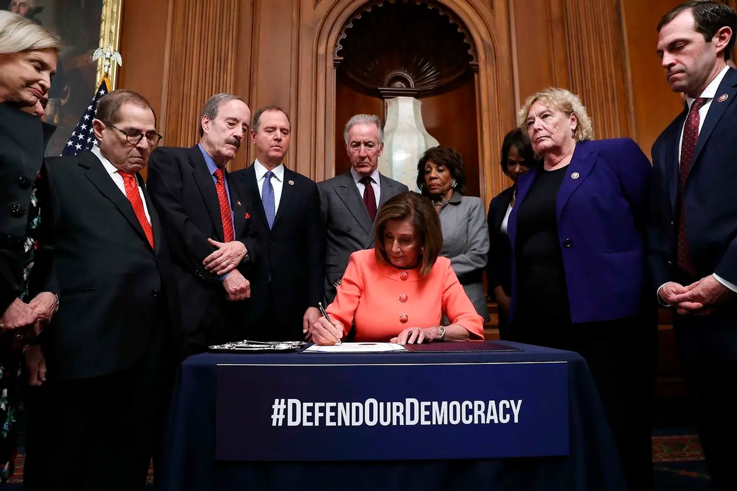 Den demokratiske leder af Repræsentanternes Hus Nancy Pelosi underskriver indstævningen af præsident Donald Trump for rigsretten i Senatet. Foto: Chip Somodevilla / Getty Images / AFP