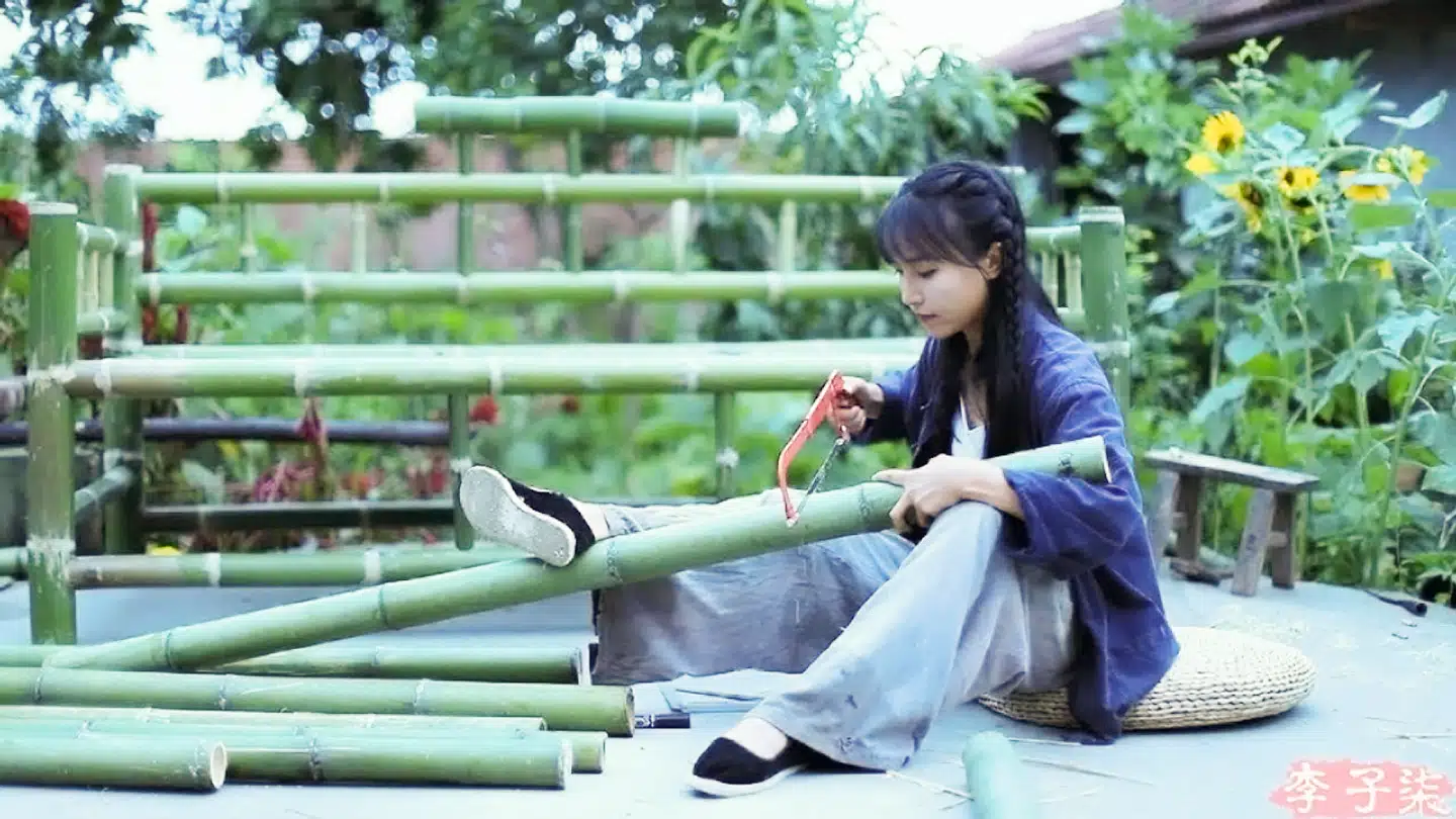 De fleste forstår, at Li Ziqi er mere glansbillede end virkelighed. Man kan for eksempel ikke arbejde med bambus uden handsker, men det er lige meget.
Foto fra Li Ziqis Youtube-kanal