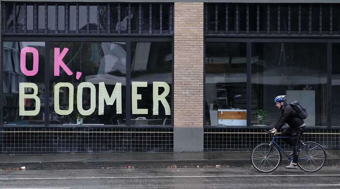 »Selvom det er hårdt at sige til sine egne forældres generation, så er tiden ved at løbe ud for jer, og fremtiden tilhører nu engang os,« skriver Thomas Rekling. Foto: lex Milan Tracy / Sipa