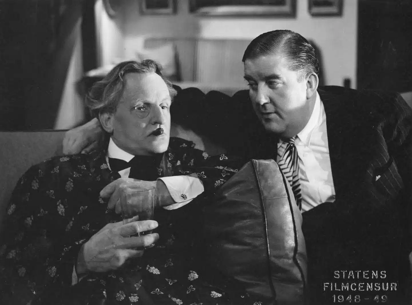 Samarbejde findes i mange former: Matadors brovtende Viggo Skjold Hansen, den rationelle direktør i Den usynlige hær og den anfægtede udstødte og den skrupelløse vendekåbe i Tre år efter. Fotos: Ritzau Scanpix/DFI