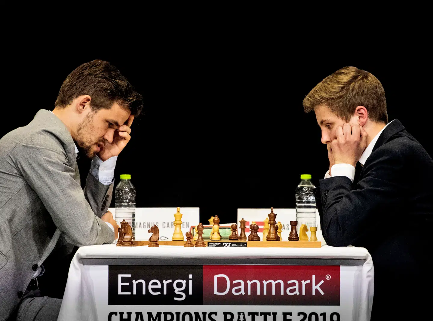 Som 14-årig mødte Jonas verdensmesteren Magnus Carlsen til to partier lynskak. Foto: Ritzau Scanpix