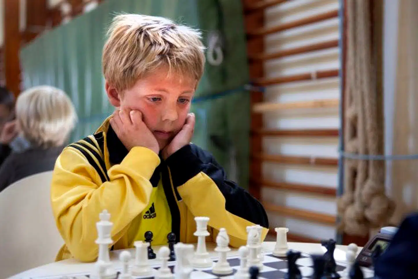 Jonas var allerede skrap til skak som otteårig. Året efter kunne han vinde over sin far. Foto: Privatfoto