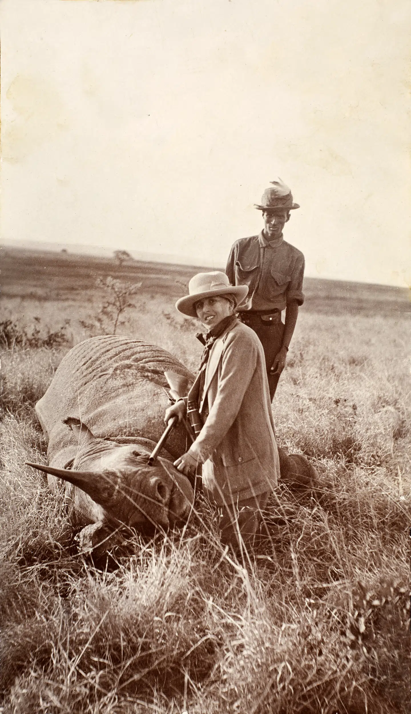 Karen Blixen og Farah jagtede to næsehorn en hel eftermiddag, og til sidst fik hun nedlagt det ene. Det krævede champagne. Foto: Det kongelige biblioteks kort- og billdsamling