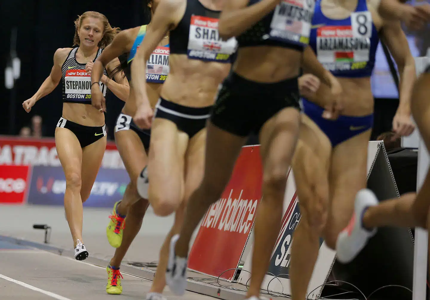 800 meter løberen Julija Stepanova – her bagerst i feltet og opstillet under neutralt flag i et løb i Boston – var med til at afsløre systematisk doping i Rusland. Foto: Brian Snyder / Reuters