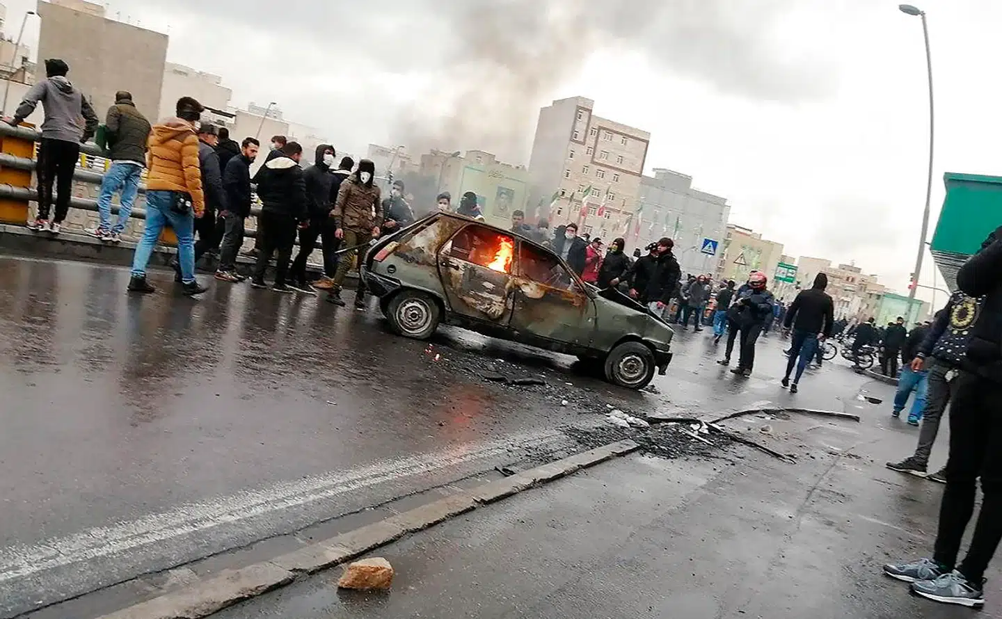 Uroligheder i Iran 16. november. Styret i Teheran strækker er udfordret som på intet andet tidspunkt, siden ayatollah Khomeini satte sig på Irans blodige trone i 1979. Foto: AFP