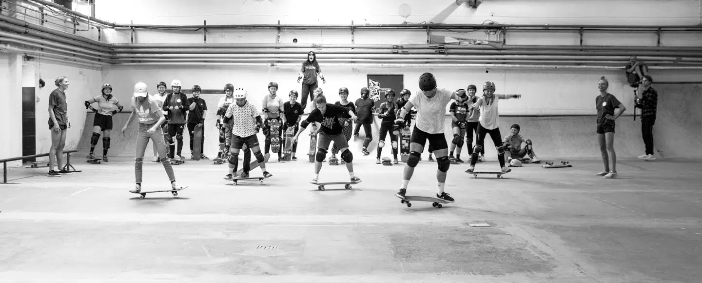 Alle kan have brug for støtte. I Skateducate mødes piger og kvinder fra 11 år og op til 30rne. Fotos: Henriette Klausen, lebaf.dk