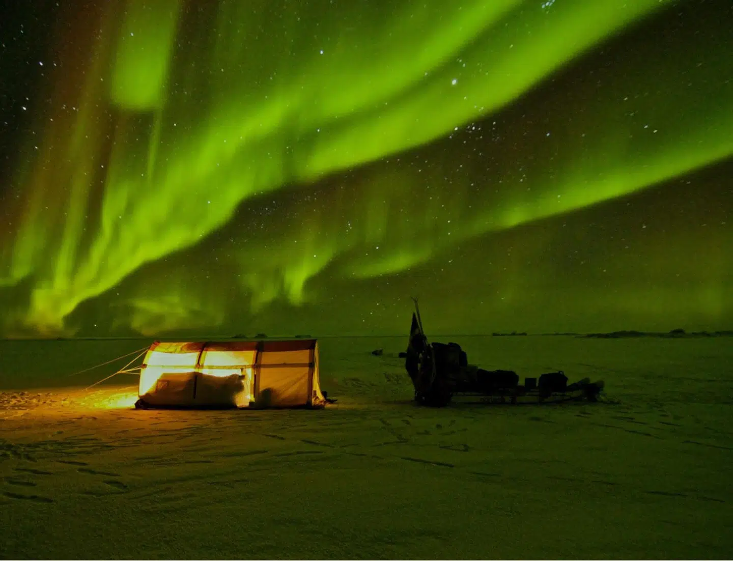 Nordlyset bølger hen over himlen, som er nattemørk i månedsvis.