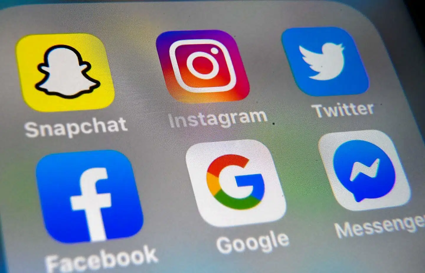 »Selvom det er os hos Facebook, der skaber teknologierne, er det mennesker, der møder hinanden, finder på noget at dele og lægger det op, og som flytter grænserne for, hvordan vi alle sammen kommunikerer med hinanden,« lyder det fra Facebook i Danmark. Foto: Denis Charlet / AFP