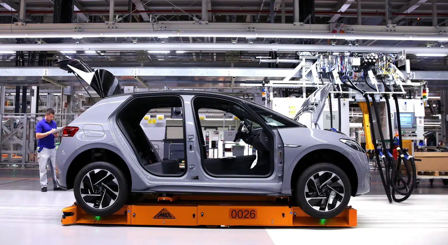 For hvert kilo personbil er der totalt set anvendt råstoffer på omkring 5,5 kilo. Foto: Ronny Hatmann / Scanpix / AFP