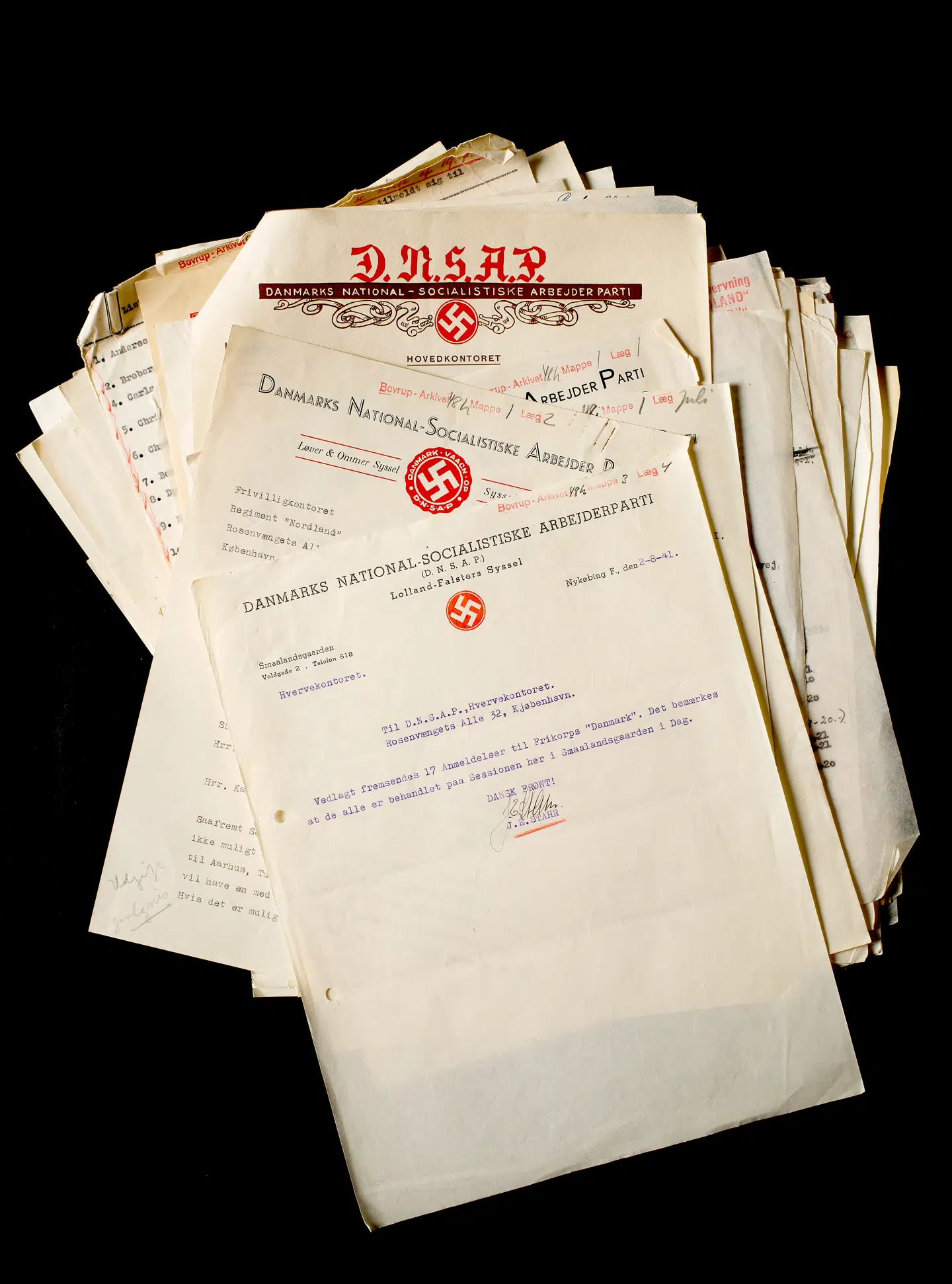 Der er stadig mange huller i arkiverne. Disse interne dokumenter fra det danske nazistparti blev dog returneret til Rigsarkivet af en langfingret samler, der fik kolde fødder, da to tyve blev grebet på fersk gerning. Affotograferet i Scanpix.