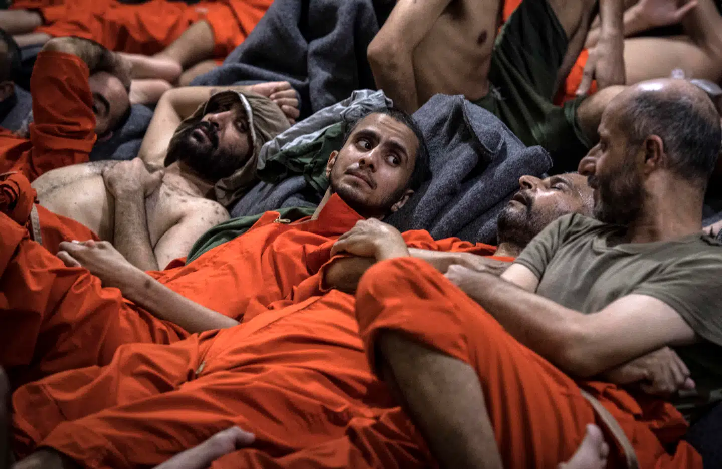Mænd, mistænkt for at tilhøre Islamisk Stat, i fængslet i al-Hasakeh. Men IS organiserer fangeflugt, og en IS-kriger kan, ifølge Weekendavisens oplysninger, smugles til Europa for 12.000 dollar.
FOTO: FADEL SENNA/AFP/SCANPIX