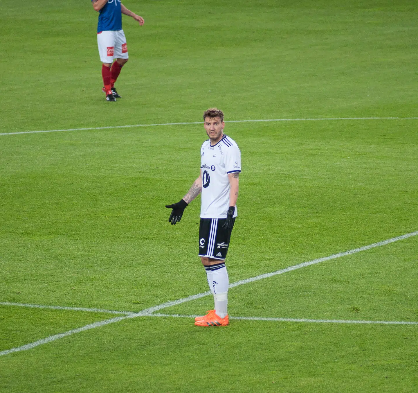 At Bendtner er fra Amager, søn af en kontordame og en skomager, er vigtigt for hans selvbillede. Han keder sig nemt. Han gider ikke noget bullshit fra andre, men er hurtig til at undskylde sig selv. Han er uimponeret, lige indtil han er vildt imponeret. Arkivfoto.