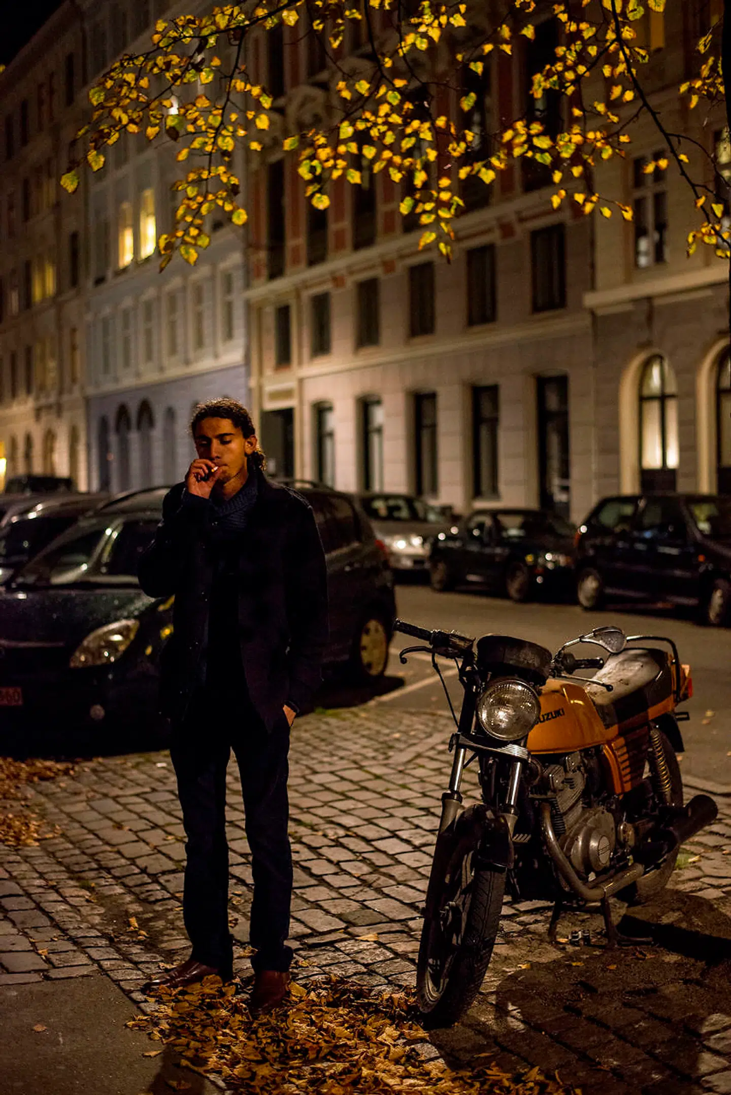 TIGGER SAMMEN MED DE FATTIGE/ OG FRÅDSER SAMMEN MED DE RIGE, lyder det i et af Yahya Hassans digte. Arkivfoto: Søren Bidstrup