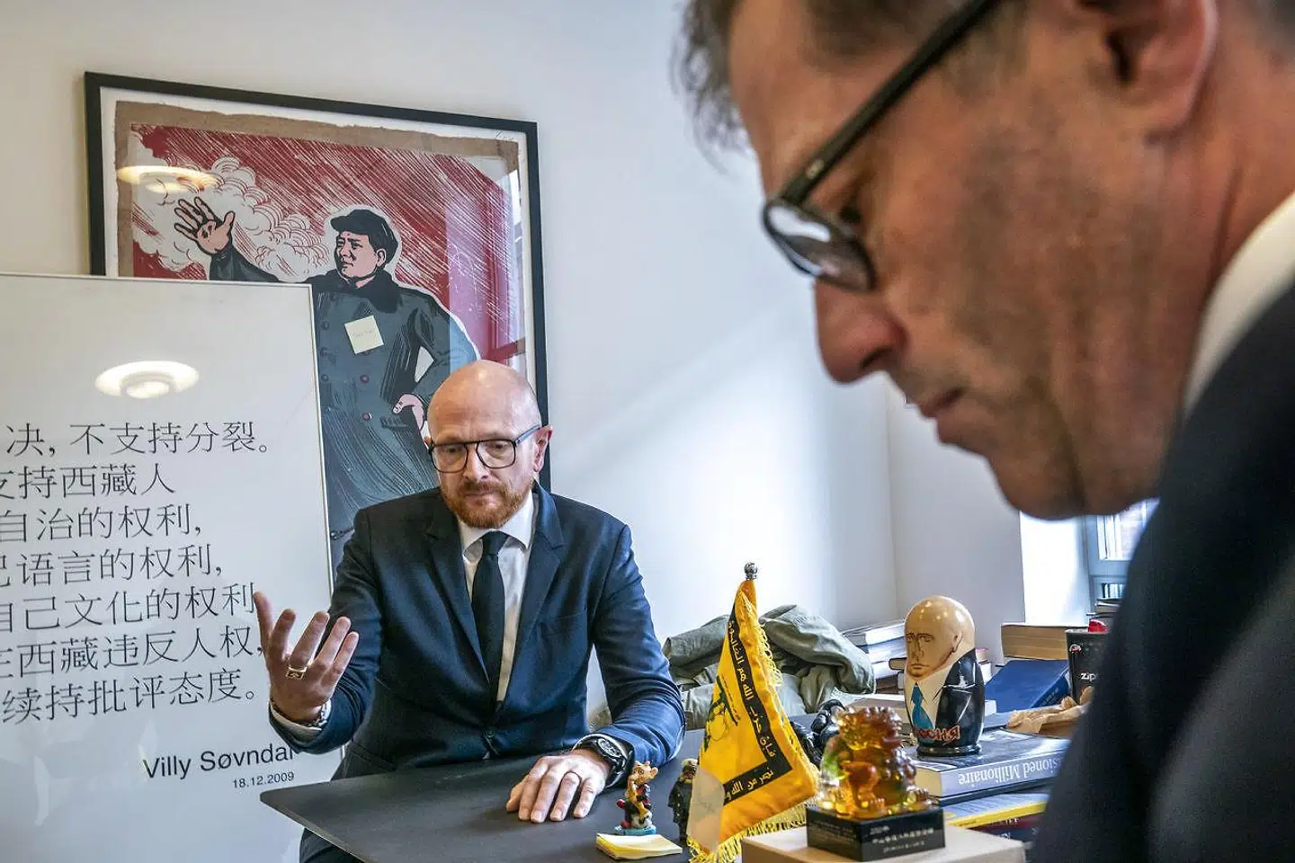 Kanalcheferne Mikael Bertelsen og Mads Brügger er med til at holde Radio24syv i luften på alle kanaler bortset fra den radio, som nu er lukket. Foto: Søren Bidstrup