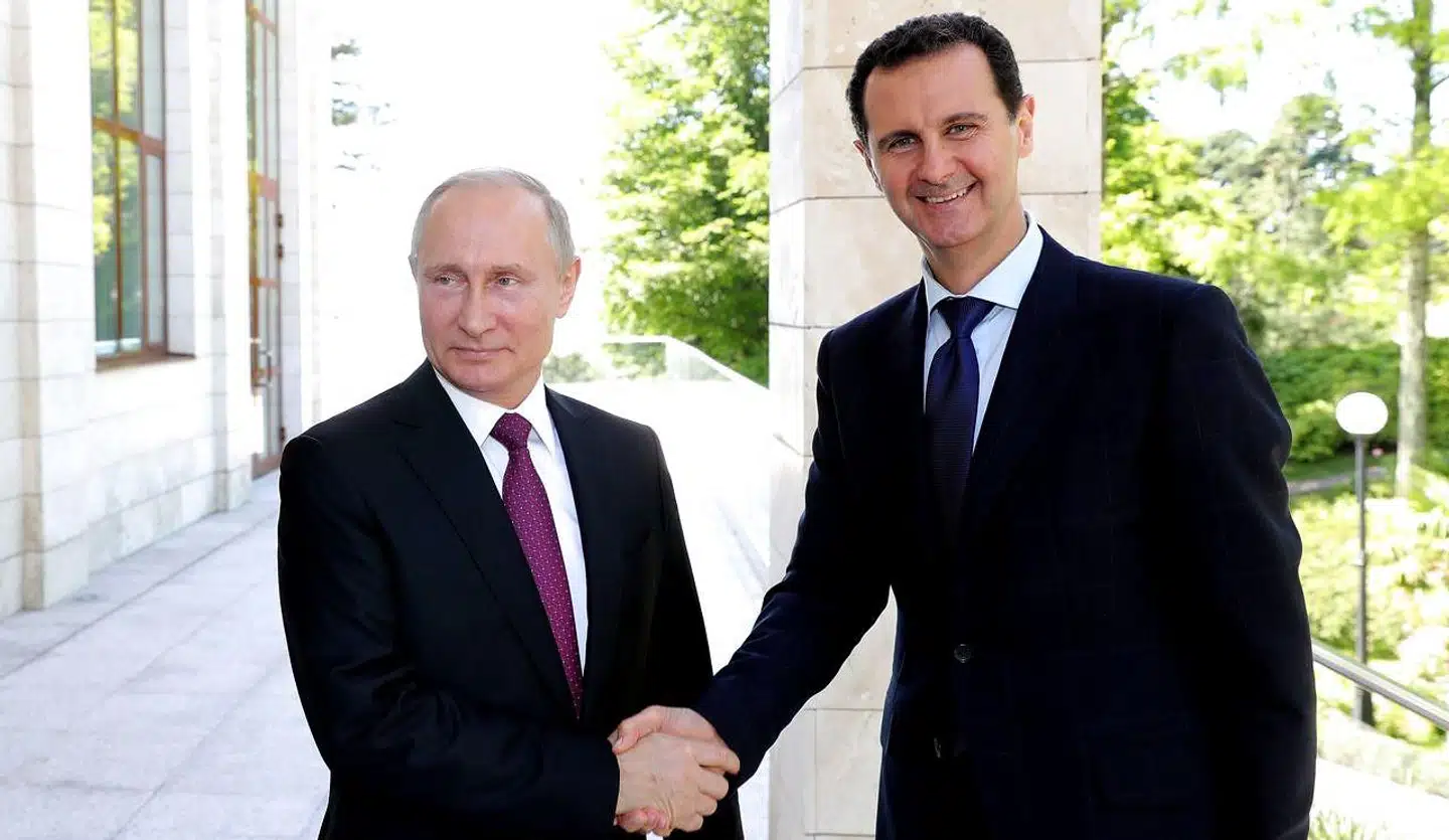 Tomrum har det med at blive udfyldt, og ikke mindst Rusland har forstået at drage nytte af USAs tilbagetrækning. Her er Ruslands præsident Vladimir Putin med Syrians leder Bashar al-Assad. Foto: Mikhail Klimentyev / AFP / Sputnik