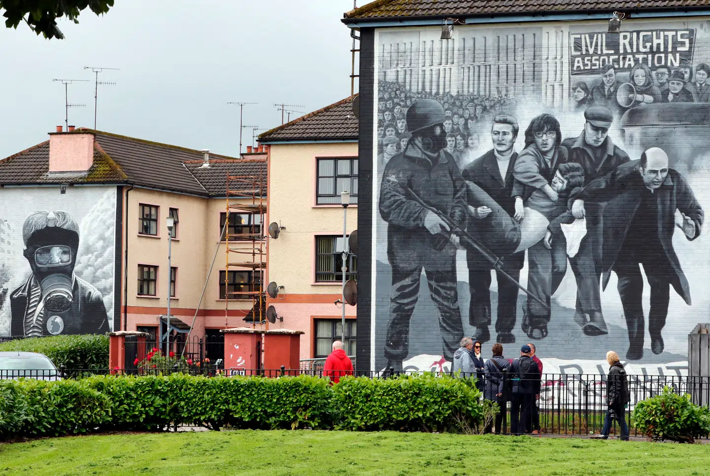 Murmalerier i Bogside, Derrys katolske del, minder fortsat om The Troubles og massakren på Bloody Sunday i 1972, hvor 26 civile blev dræbt. Nu bringer Johnsons aftale med EU frygt for nye spændinger. FOTO: PAUL FAITH, SCANPIX