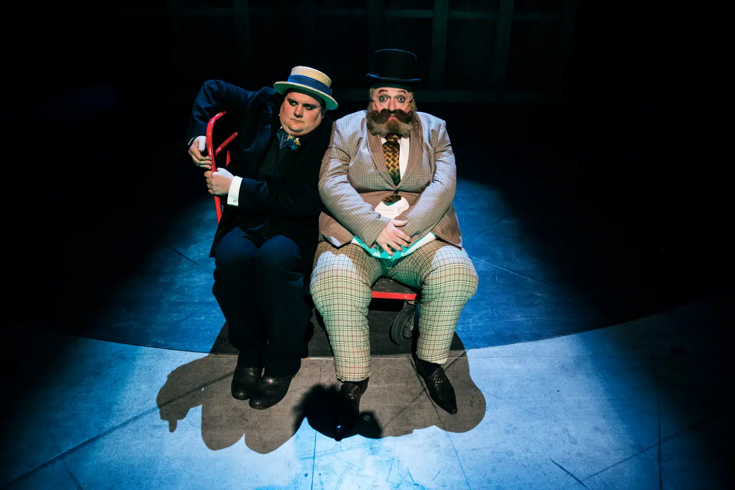 Nicolai Jørgensen (tv.) og Martin Greis-Rosenthal i opførelsen af Amerika på Nørrebro Teater. Pressefoto: Nørrebro Teate