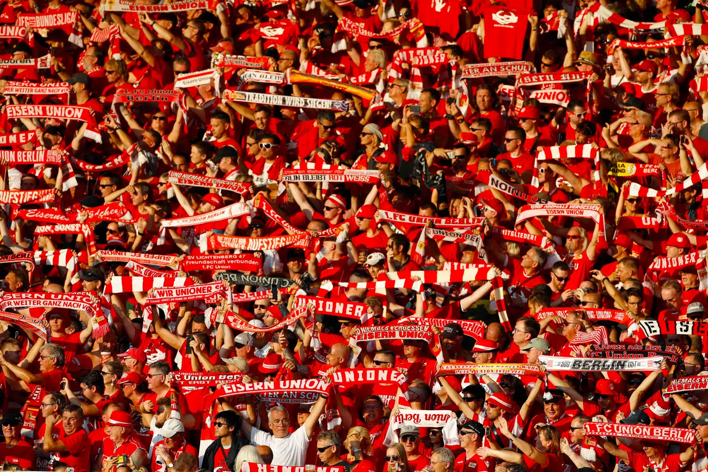 Vesttyskerne accepterede Genforeningen på alle områder undtagen ét: fodbold. De gamle DDR-klubber blev aldrig lukket ind i varmen, og det har givet Union Berlin en ikke uberettiget følelse af at være underhunde. Foto fra en hjemmekamp mod Borussia Dortmund. Foto: Odd ANDERSEN/AFP