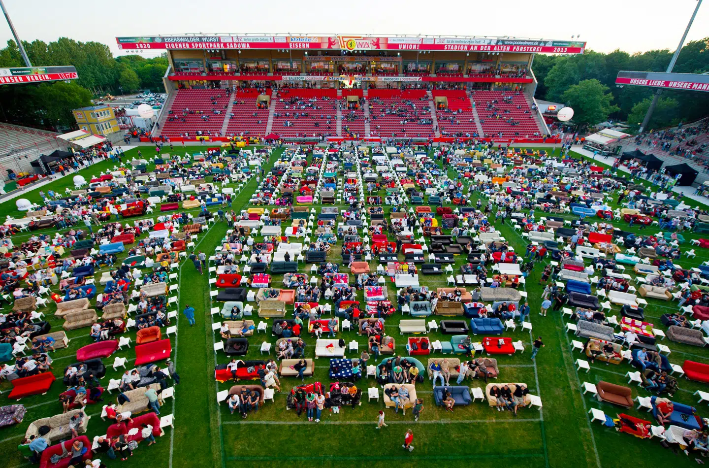 »Dagligstuen« kalder fansene deres hjemmebane, og det skal forstås bogstaveligt. Til slutrunder slæber de møbler ind på grønsværen og ser kampe sammen på storskærm. Foto: EPA/Inga Kjer