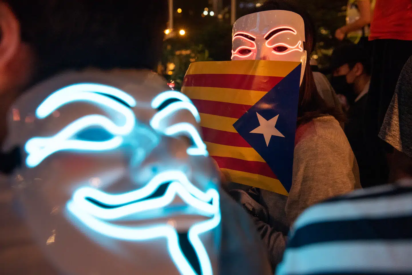 Ligesom Guy Fawkes-masken er blevet det internationale oprørssymbol, har protesterne krydset landegrænserne. Her demonstrerer unge i Hongkong til fordel for Cataloniens selvstændighed. Foto: Miguel Candela, Scanpix