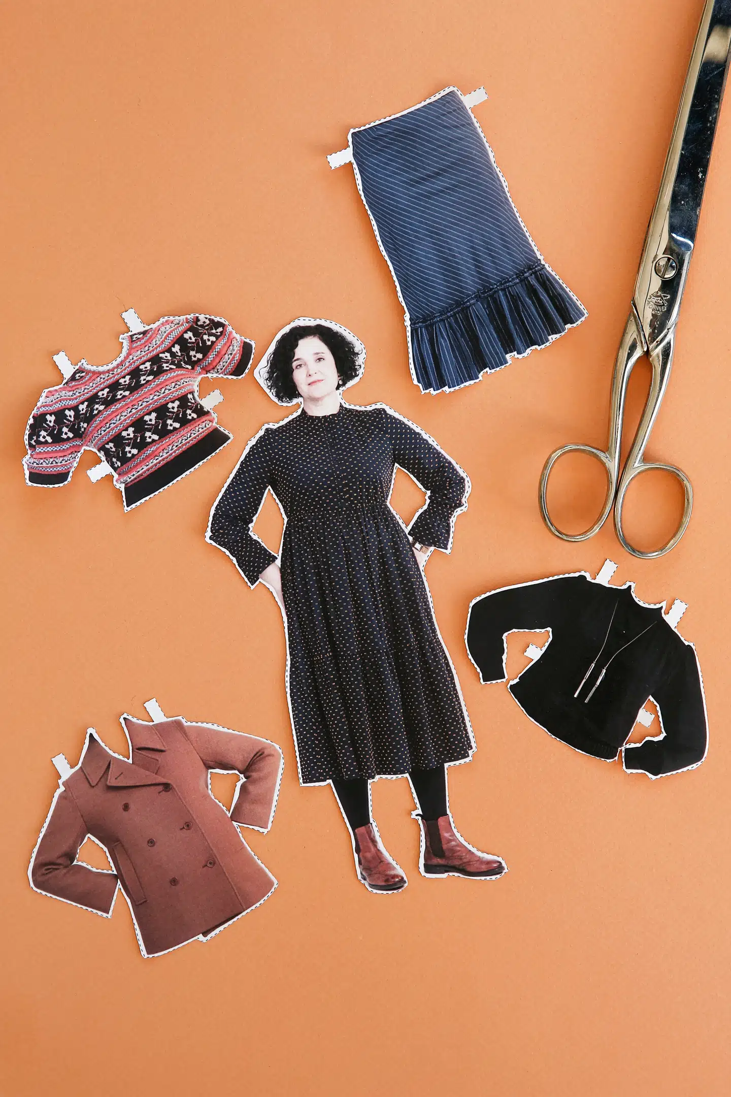 »Når der overhovedet tales om tøj i dag, er det netop om tøj som mode: et temmelig elitært system af intrikate koder og referencer, som i praksis kun er interesant for et mindre udsnit af menneskeheden, selvom vi alle går med tøj,« skriver Heidi Laura. Foto: Niels Christensen/Illustration: Mie Brinkmann & Liv Ajse