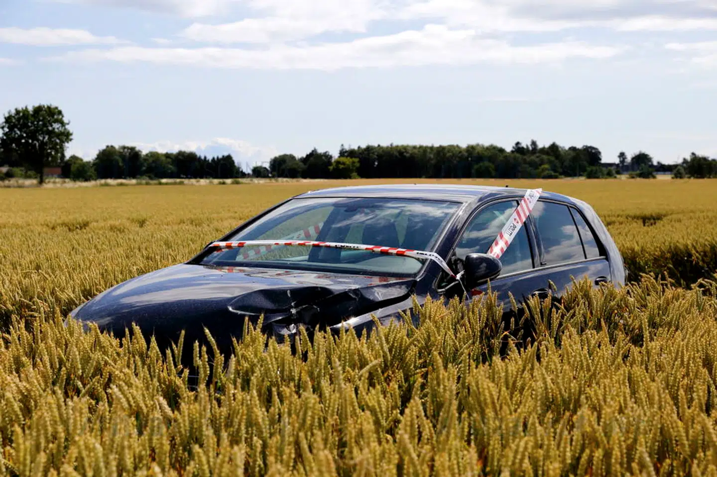 En bil er havnet på en mark efter et natligt færdselsuheld ved Frejlev på Lolland i sommer. Foto: Martin Frøland, Scanpix
