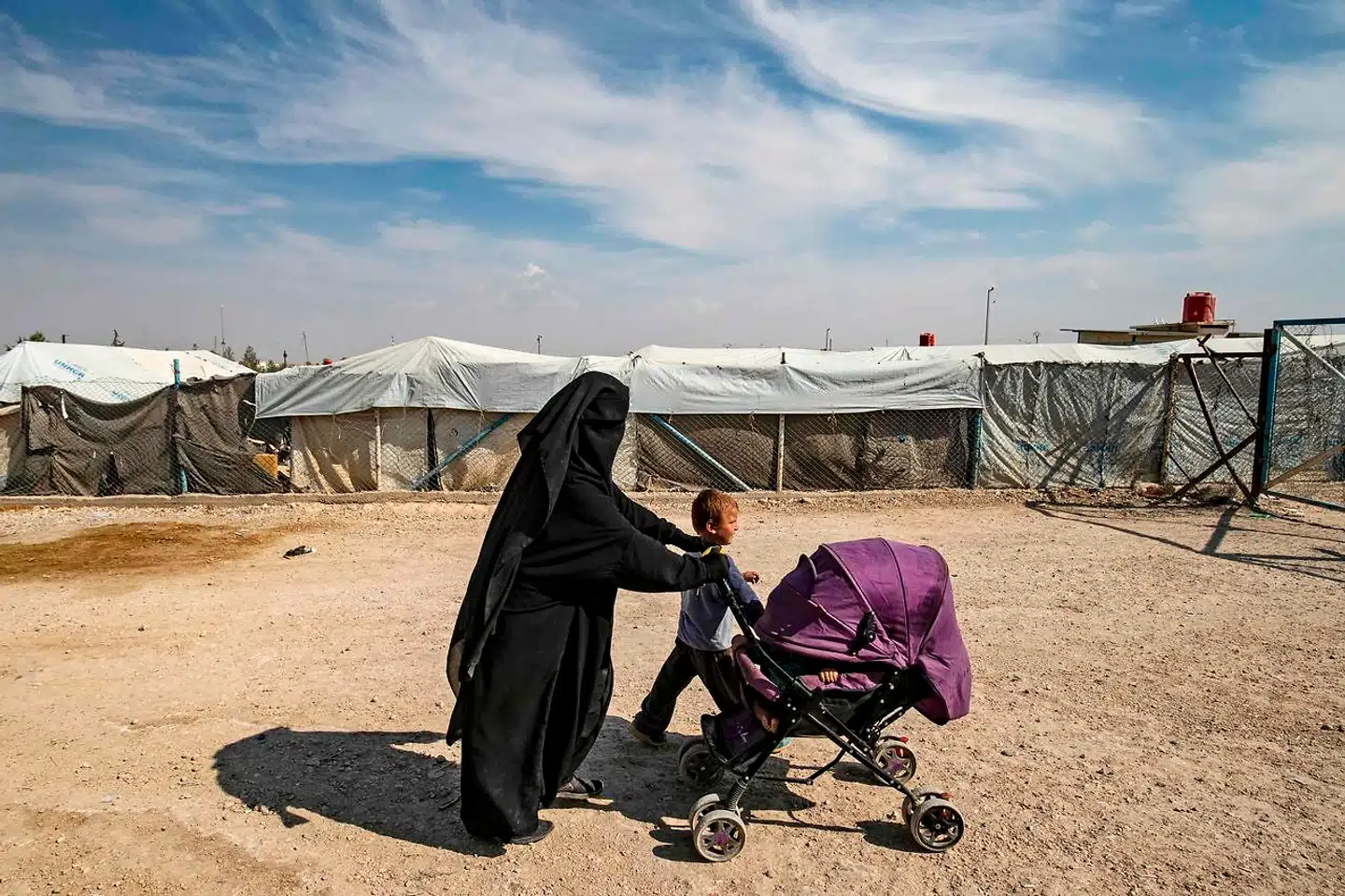 Lejren al-Hol i det nordøstlige Syrien er et af de steder, hvor tilfangetagne fra Islamisk Stat og deres familier opholder sig. Danske pårørende har fået oplyst af Udenrigsministeriets Borgerservice, at de selv må tage ansvar for deres situation. Foto: Delil Souleiman / AFP