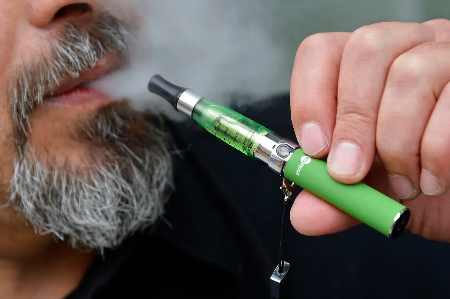 På hjemmesiderne for mastodonter som Japan Tobacco International og British American Tobacco kan man læse om deres rolle i at »bygge en bæredygtig fremtid« og om en voksende portefølje af blandt andet snus, tyggetobak og e-cigaretter, de såkaldte vapers. »Men de nye produkter er et røgslør, en forlængelse af light-cigaretterne og altså en måde at fastholde folk og kunder, som er bekymrede for deres helbred,« lyder det fra Kræftens Bekæmpelse. Arkivfoto: Toby Melville / Ritzau Scanpix