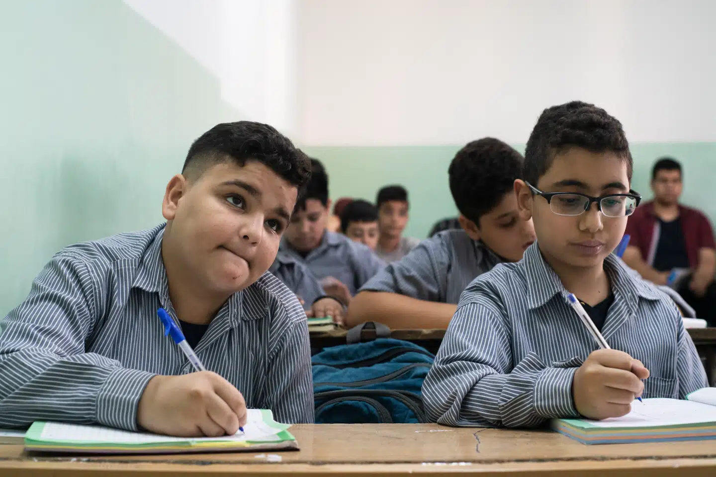 Aymans skoledag starter klokken syv. Det kan godt være svært for nogle af drengene at sidde stille. Ayman sidder på forreste række, hvor det er nemmere at følge med. Foto: Victoria Mørck Madsen
