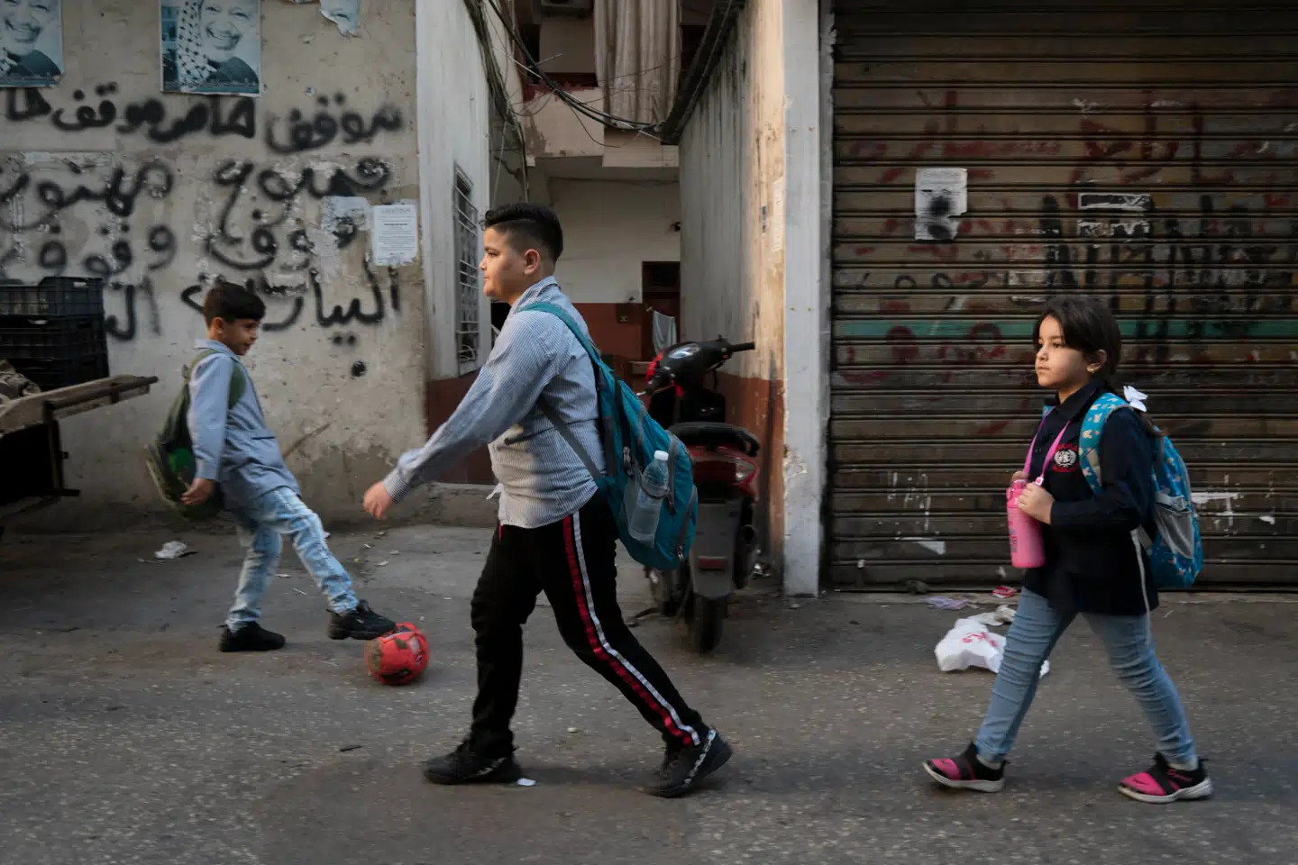 Alle børnene i Burj Barajneh går i skole et lille stykke væk fra lejren – drenge og piger hver for sig.