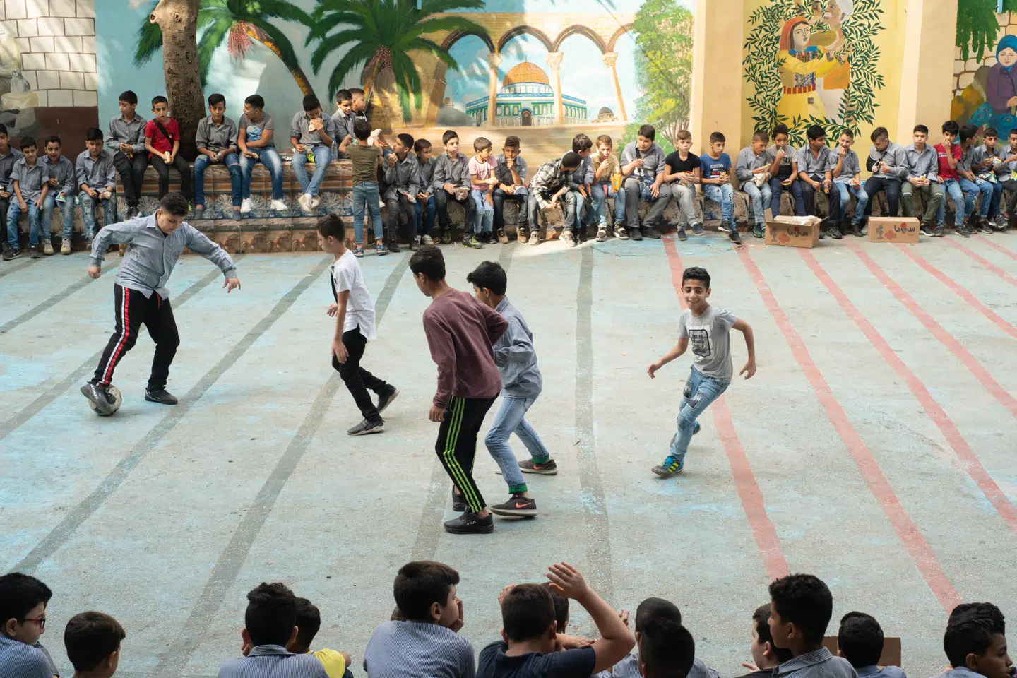 Ayman trækker bolden bag om støttebenet. Det har han set sit store idol Lionel Messi gøre masser af gange. Foto: Victoria Mørck Madsen