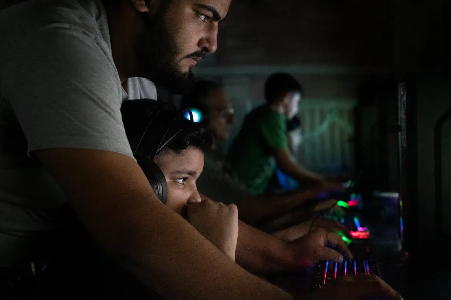 Aymans storebror arbejder på netcaféen. Foto: Victoria Mørck Madsen
