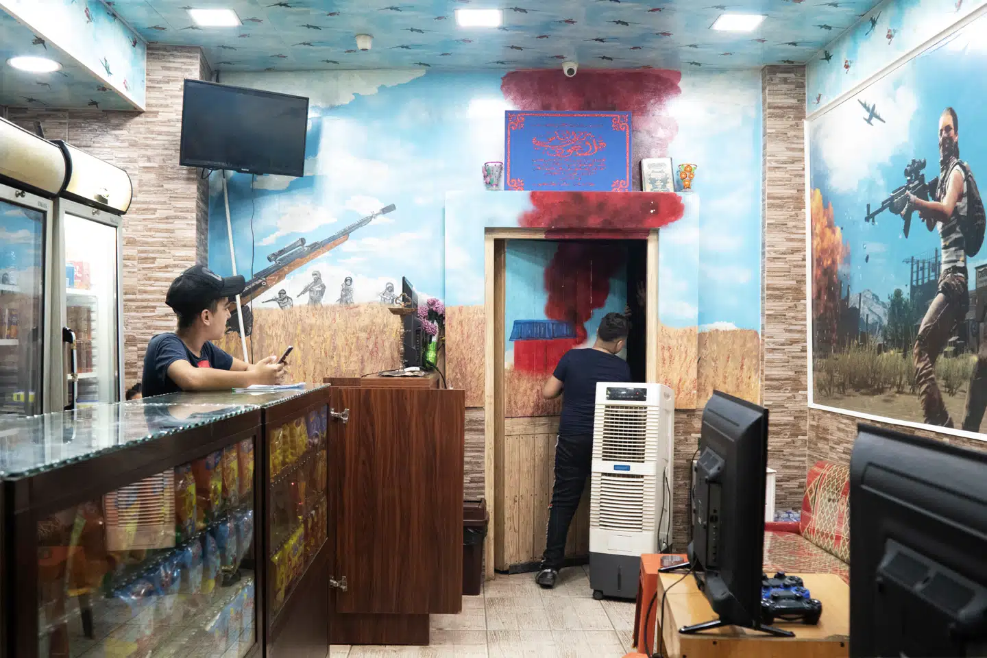 Ayman kan spille gratis på netcaféen. Foto: Victoria Mørck Madsen