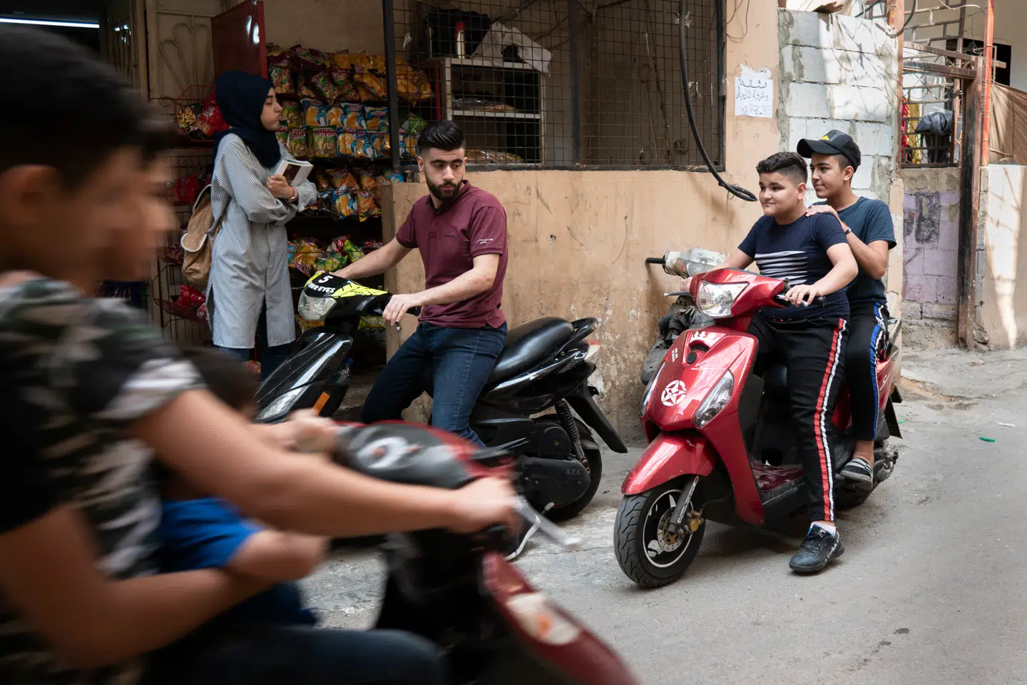 Eftermiddagen bruges ofte på at ræse på scooter gennem lejrens smalle gader. Foto: Victoria Mørck Madsen