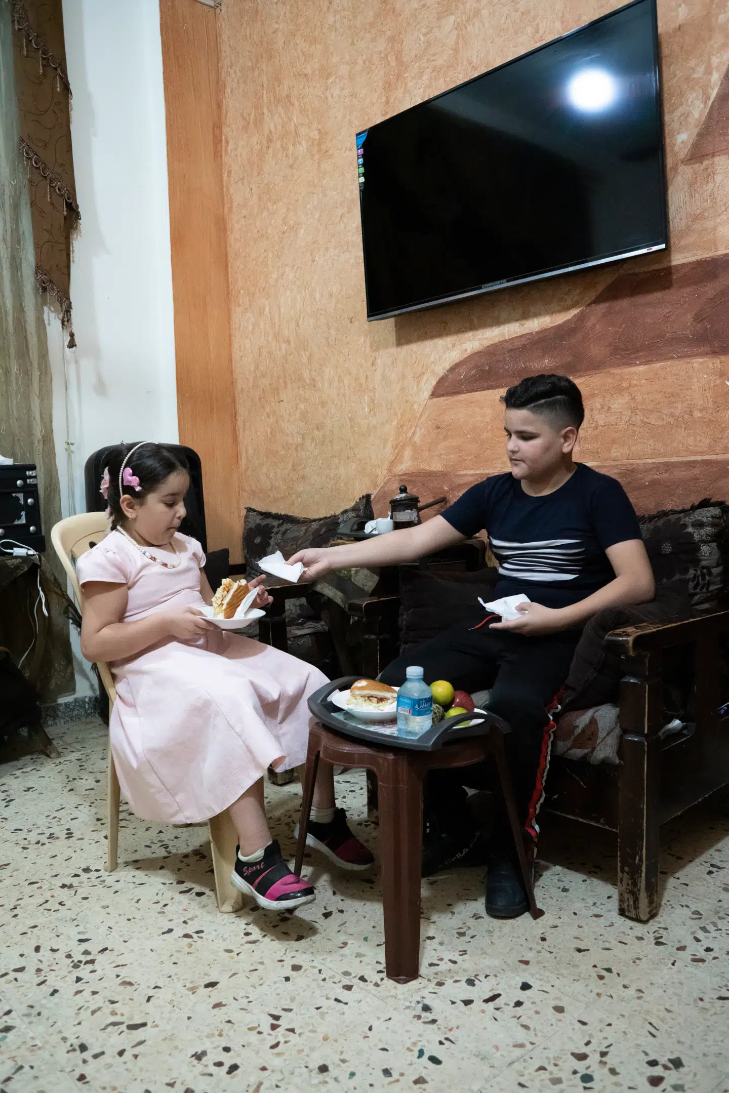 Ayman spiser frokost med sin søster. Foto: Victoria Mørck Madsen