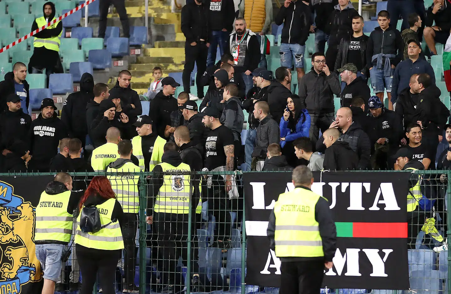 »Hvorfor kan man tillade sig at sige, at Raheem Sterling løber som en pige, men ikke hvilken hudfarve han har?« spørger Jon Hustad efter udvisningen af tyrkiske tilskuere under Bulgariens fodboldkamp mod England. Foto: Reuters / Carl Recine