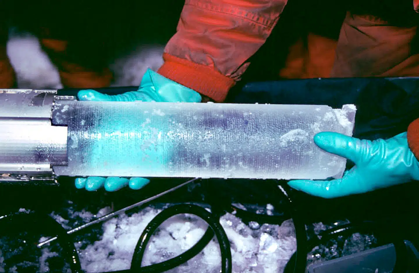 Det var især, da forskere borede flere kilometer ned i iskapperne for at undersøge fortidens klima, at alvoren gik op for dem. Kloden bliver ikke koldere, men varmere, fordi mængden af klimagasser i atmosfæren stiger. Foto: Ritzau Scanpix