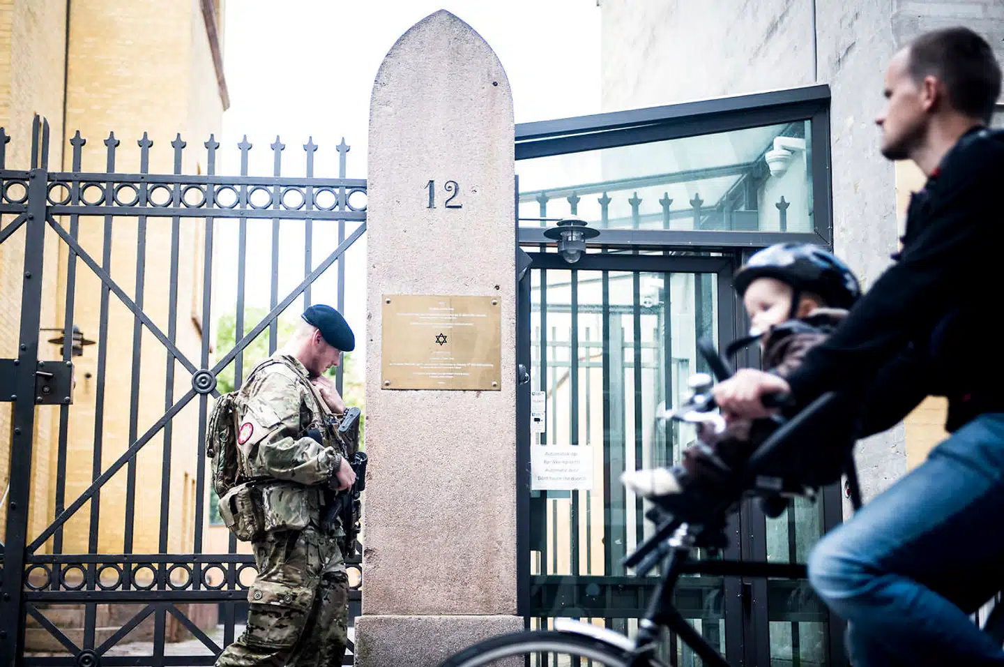 Først efter mordet på Dan Uzan kom der bevæbnet politi og militær foran synagogen, men jævnligt stilles der alligevel spørgsmål til rimeligheden i at bruge så mange ressourcer på at beskytte jøderne. Foto: Anna Bæk / Ritzau Scanpix