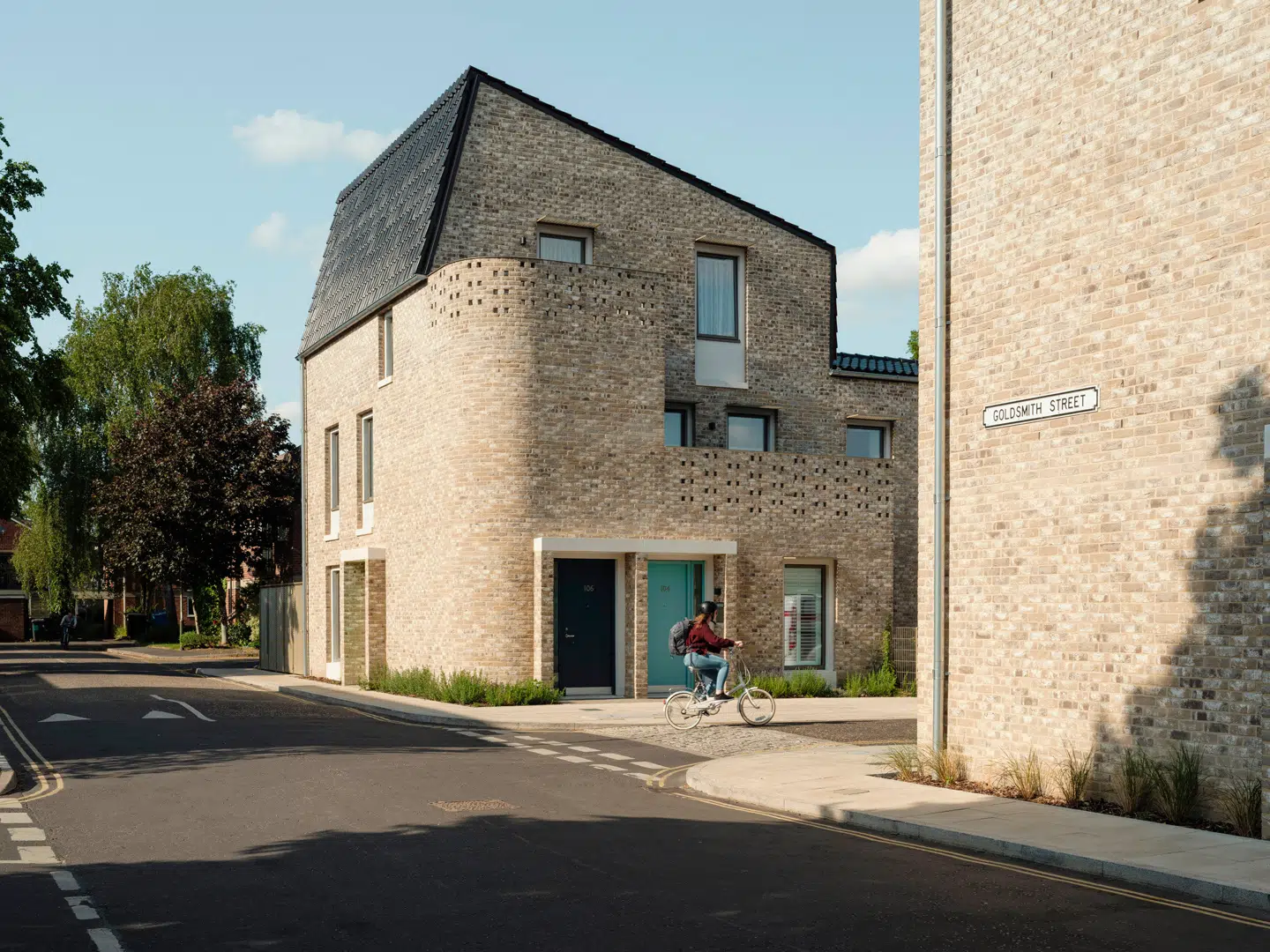 Rækkehusene er såkaldt passive houses, det vil sige huse, der ikke efterlader noget CO2-aftryk af betydning, og som nærmer sig nulenergi, når det gælder opvarmning. PR-foto: Tim Crocker/RIBA/PA