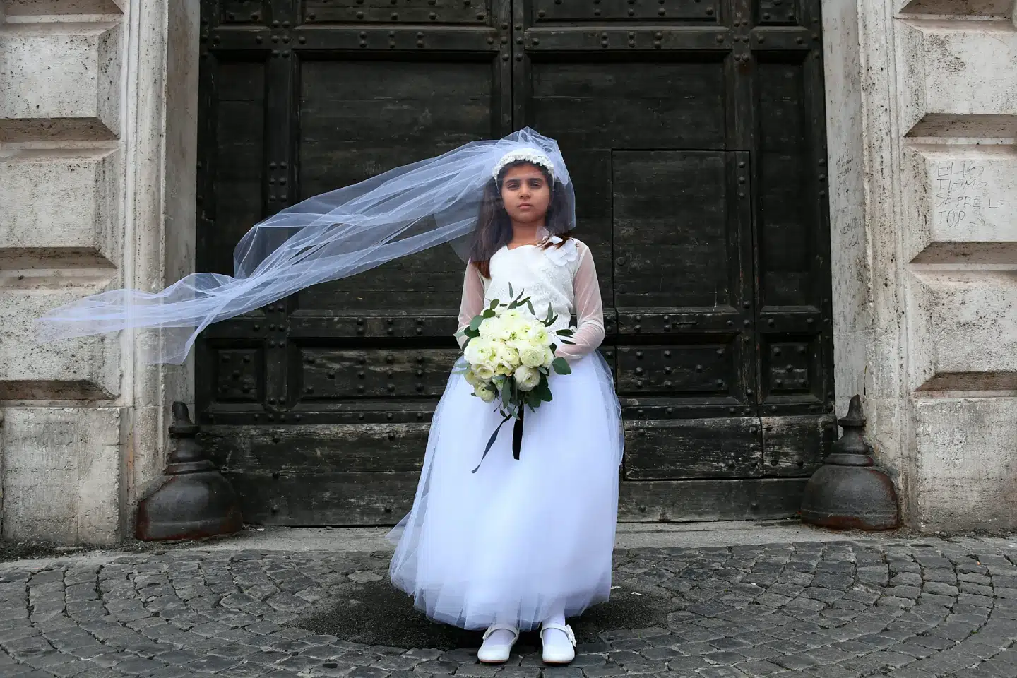 I nogle dele af verden giftes næsten hver femte pige væk, inden hun er fyldt 15 år. Billedet er fra en Amnesty International-kampagne mod børneægteskaber. Foto: Ritzau Scanpix
