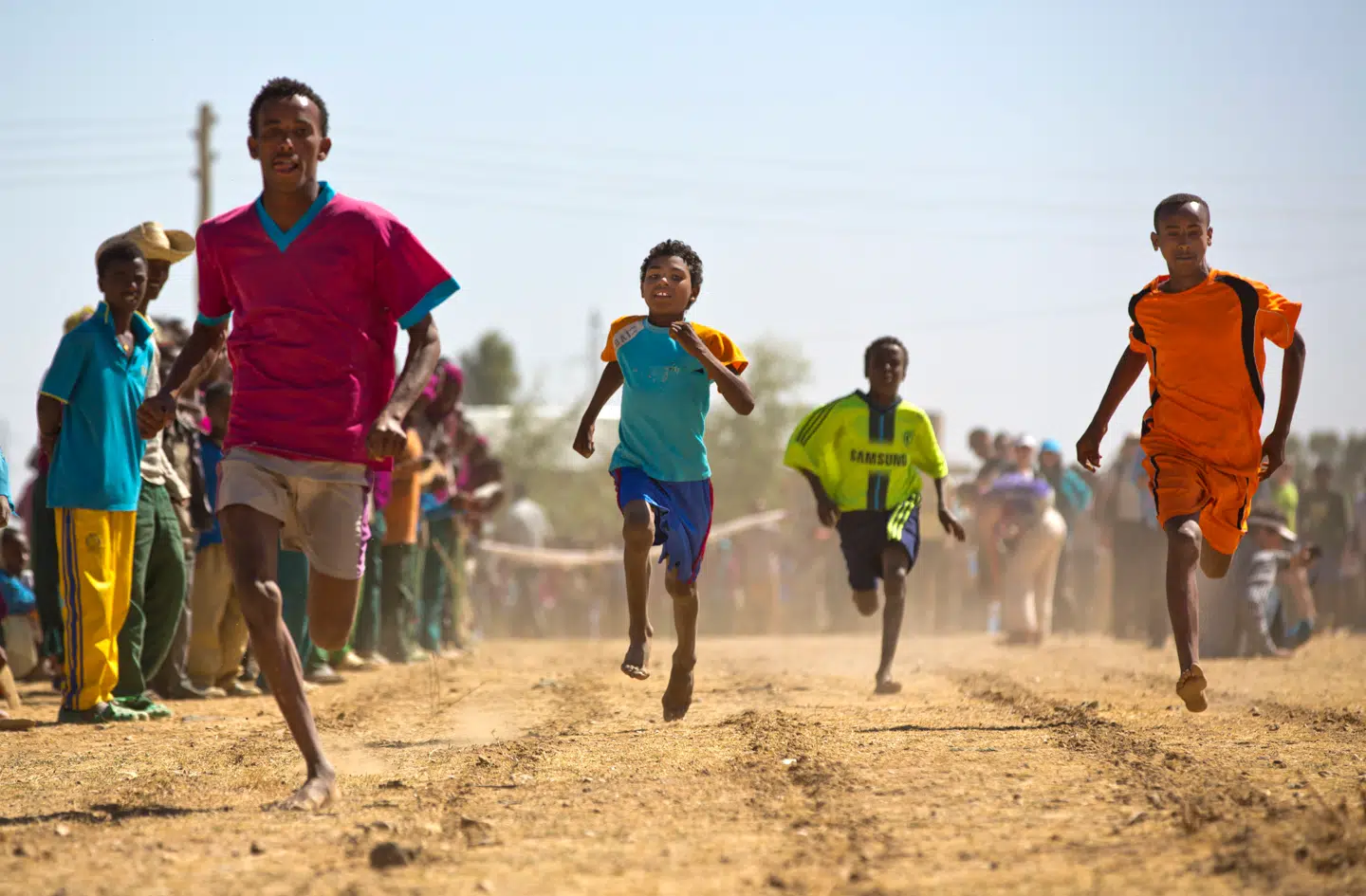 Hvis Danmark er et cykelland, er Etiopien et løbeland. Før solen står op, lunter unge og gamle gerne en tur rundt i byernes gader. Her er det et 400-meterløb i den nordlige Tigray-region. Foto: Ritzau Scanpix