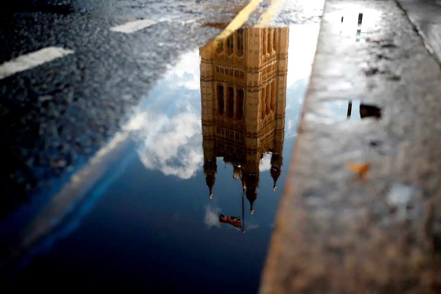 Bliver Storbritannien bedre, når man vender det på hovedet? Ian McEwan har gjort forsøget i Kakerlakken, men ifølge kritikerne ikke med udelt succes. Foto: Tolga Akmen/AFP/Ritzau Scanpix