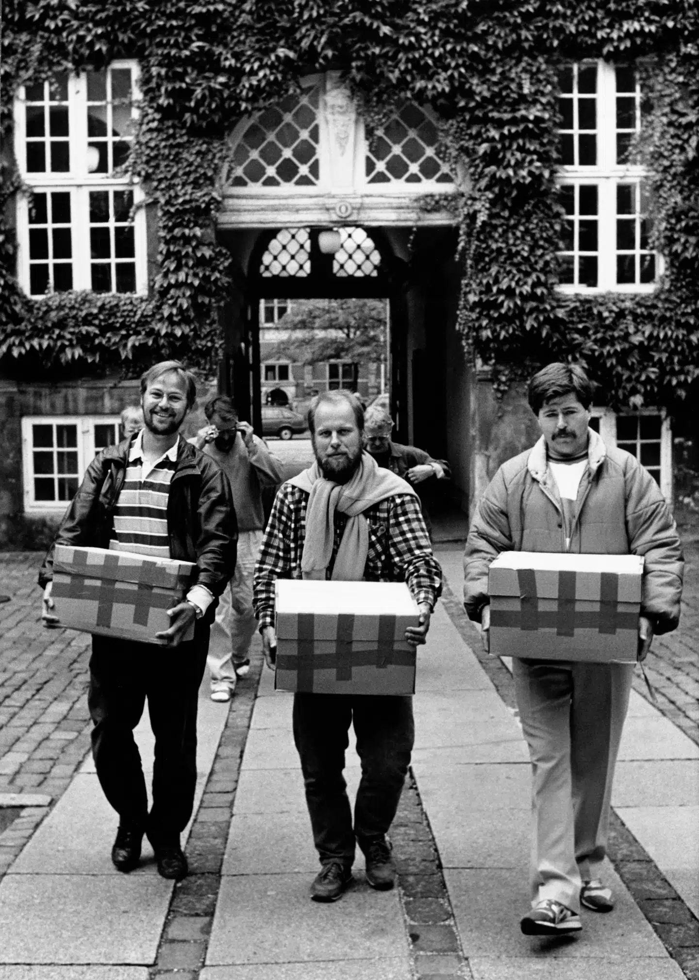 En forårsdag i 1989 afleverede Ole Sohn fra DKP, Keld Albrechtsen fra VS og Søren Søndergaard fra SAP 24.013 underskrifter, der gjorde den nye rød-grønne fællesliste, Enhedslisten, opstillingsberettiget til Folketinget. Foto: Ritzau Scanpix